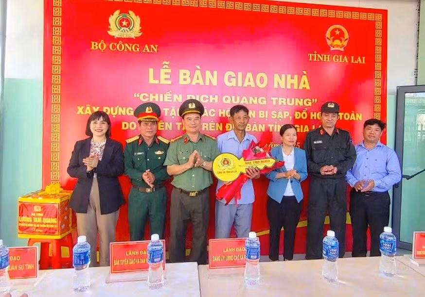 Bàn giao 2 căn nhà “Chiến dịch Quang Trung” đầu tiên ở Gia Lai do Công an xây dựng -0