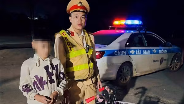 Bé trai đạp xe đi lạc trong đêm được CSGT giúp đỡ