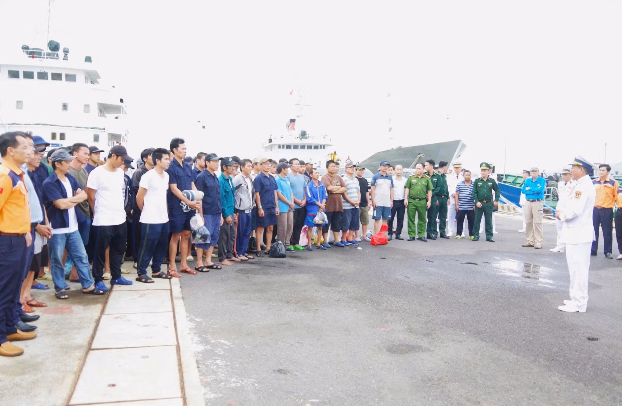 Tàu Trường Sa 22 đưa 52 ngư dân trên tàu cá bị bốc cháy ở Trường Sa về đến Cam Ranh -0