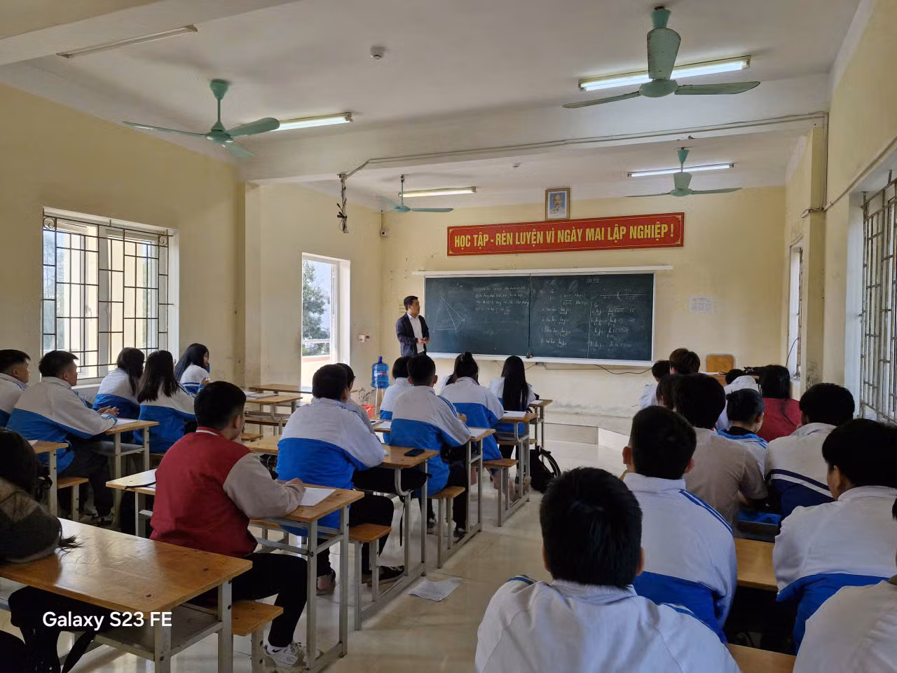 Điều chỉnh quyết định để chi trả lương cho giáo viên biệt phái -0