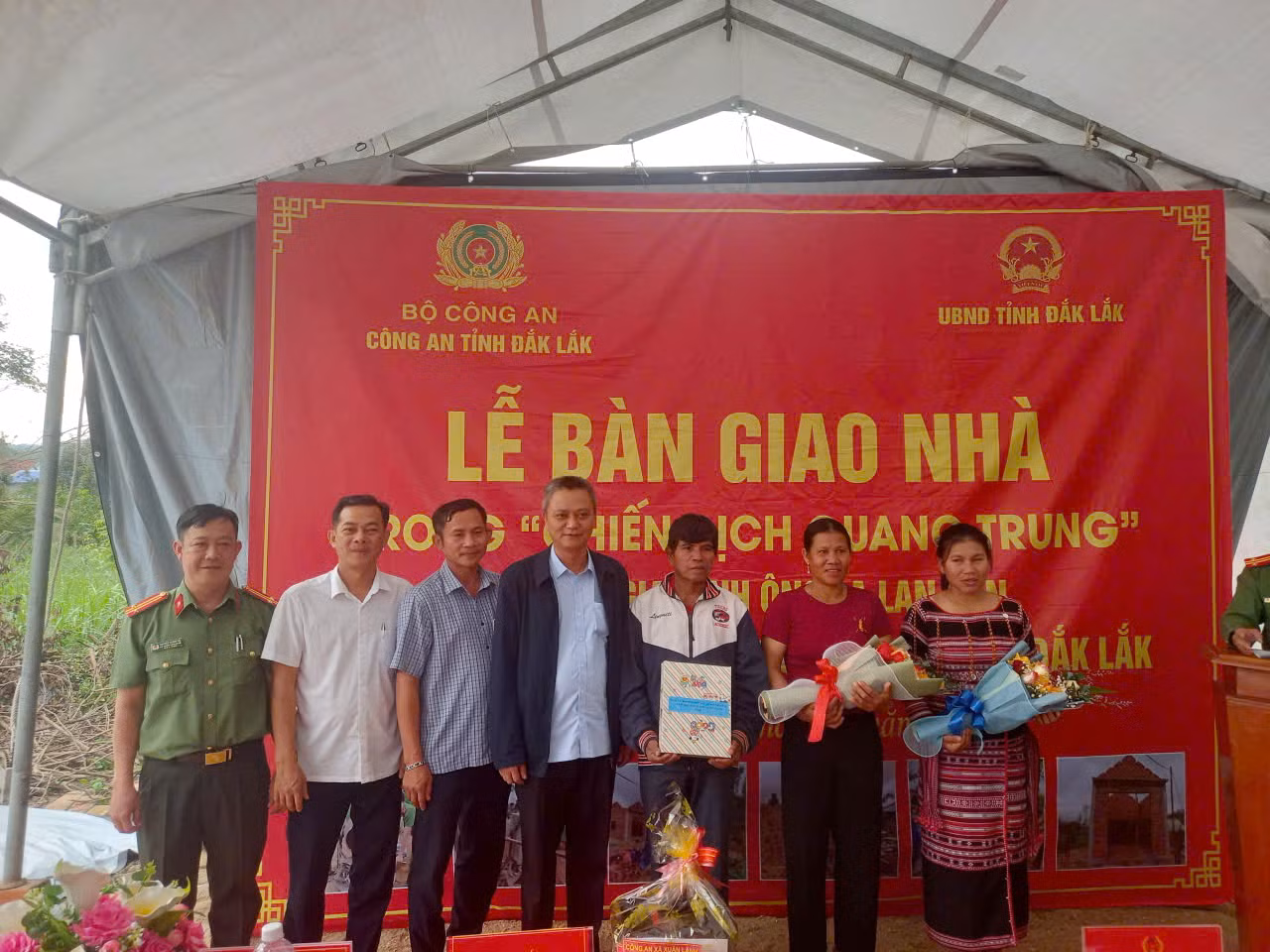 Công an tỉnh Đắk Lắk trao tặng căn nhà đầu tiên trong “Chiến dịch Quang Trung” -0
