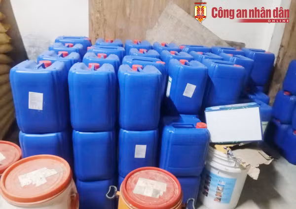 Phát hiện trên 11 tấn hóa chất công nghiệp không rõ nguồn gốc
