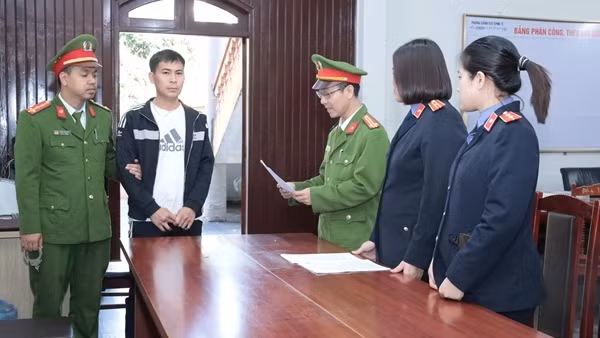 Khởi tố đối tượng sản xuất hàng nghìn can nước giặt giả