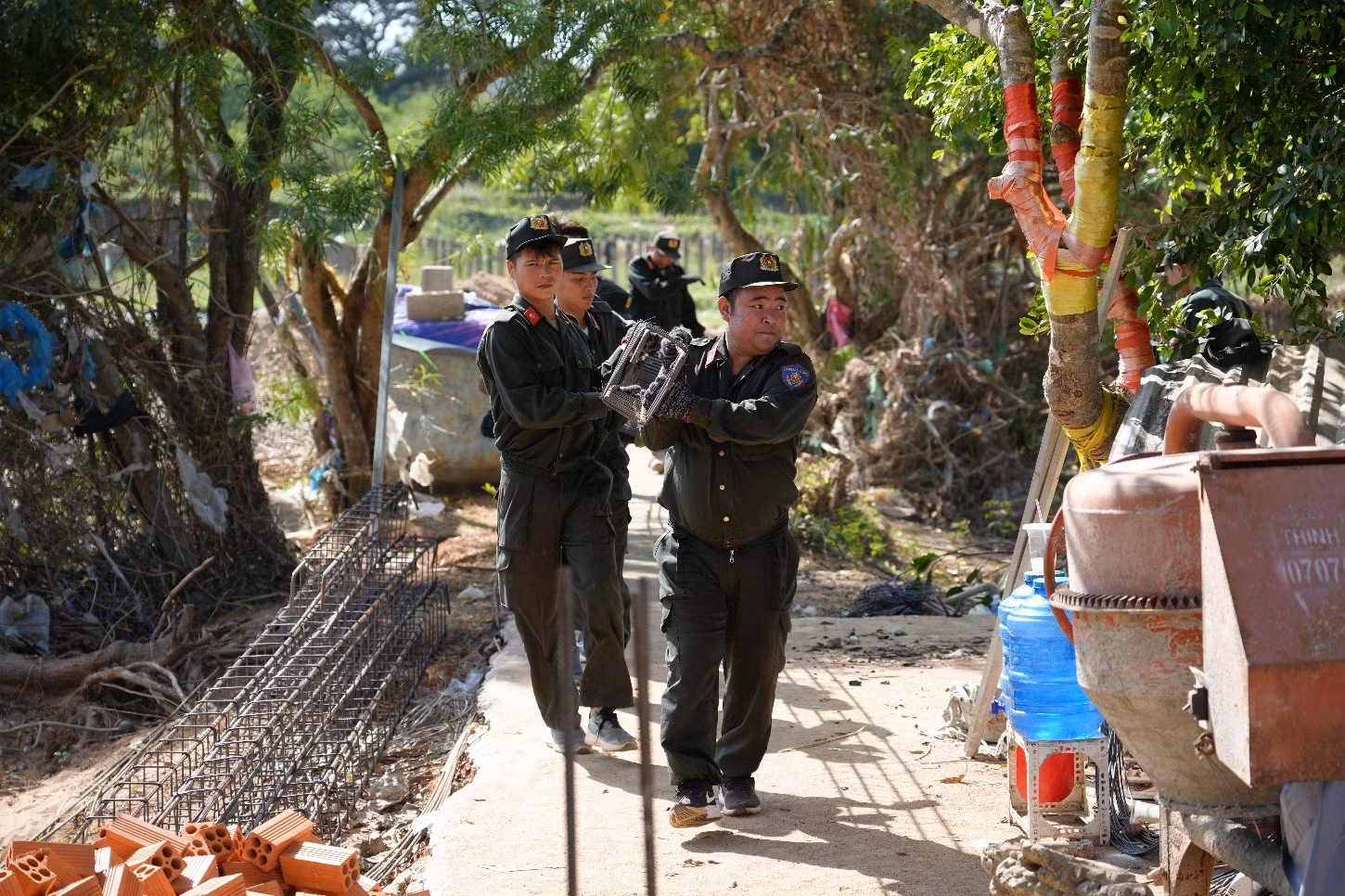 Tiểu đoàn Cảnh sát cơ động phối hợp Công an Lâm Đồng đẩy nhanh tiến độ “Chiến dịch Quang Trung” -0
