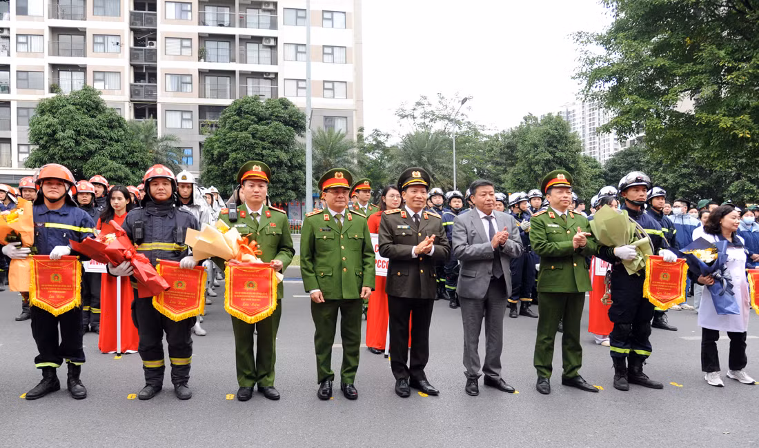 Diễn tập phương án chữa cháy, cứu nạn, cứu hộ tại các tòa nhà cao tầng ở Hà Nội -0
