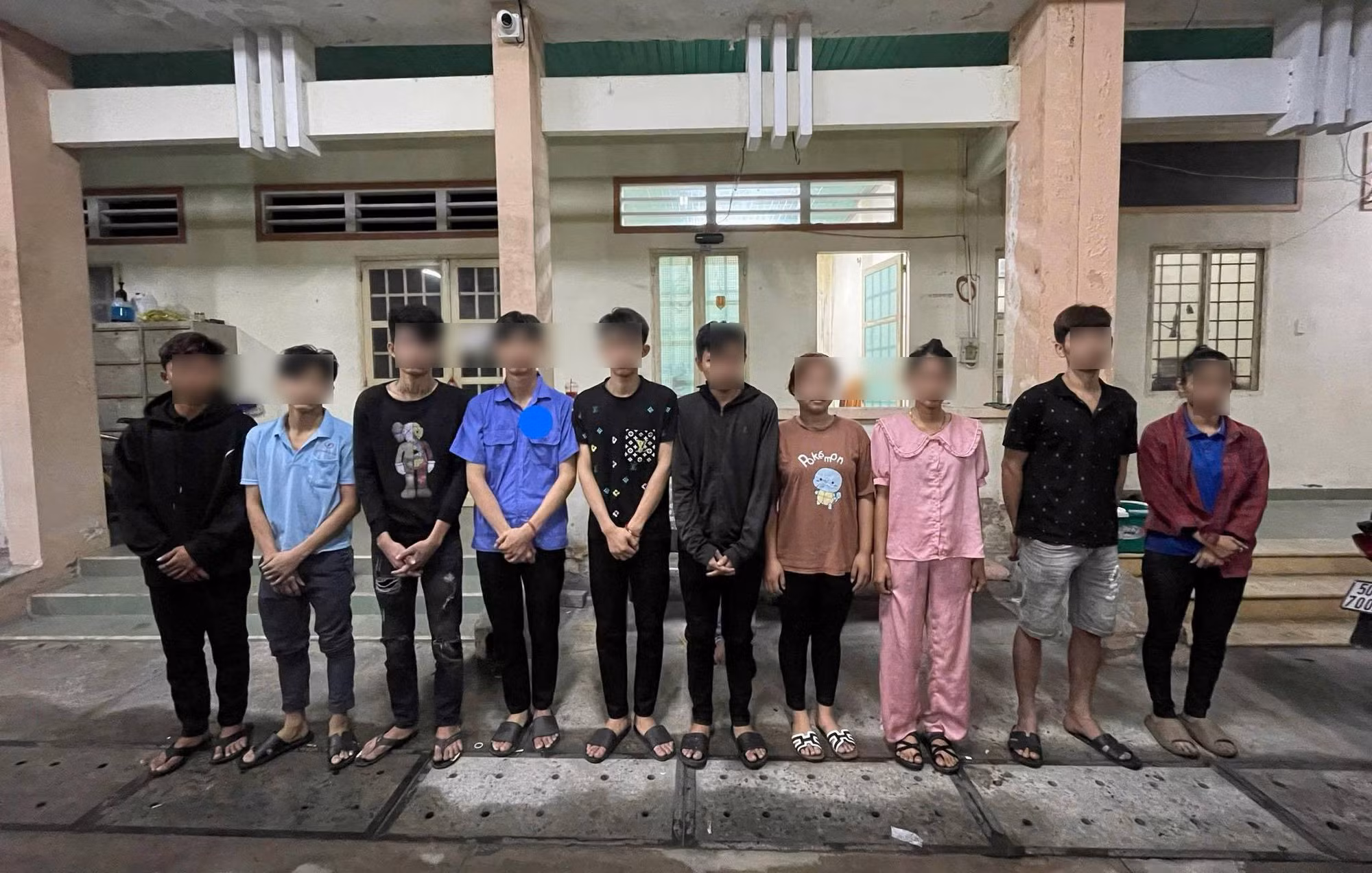 Mâu thuẫn trên mạng, hai nhóm nam nữ “hẹn nhau” cầm mã tấu hỗn chiến -0
