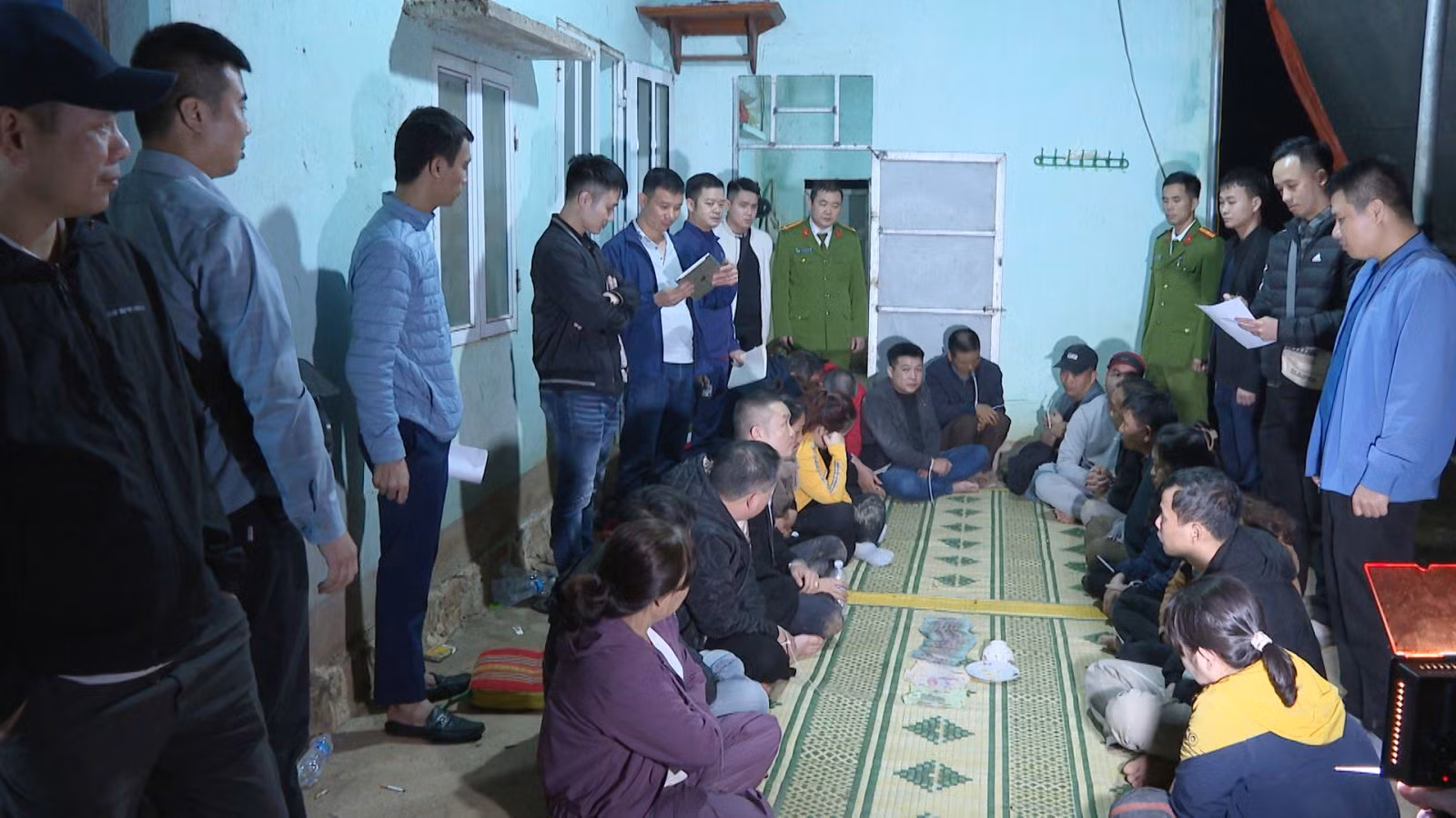 Bắt giữ 15 đối tượng đang “xóc đĩa” trong sới bạc quy mô lớn -0
