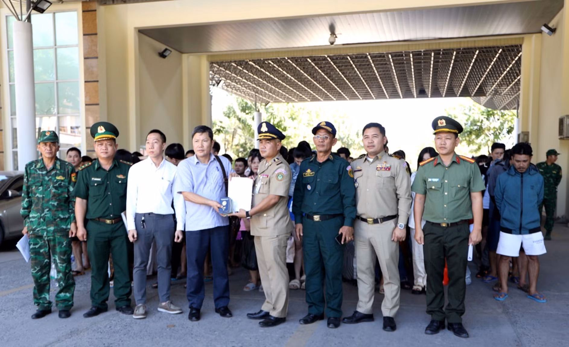 Bàn giao gần 80 công dân &nbsp;dính bẫy “việc nhẹ, lương cao” ở các tỉnh, thành phố -0