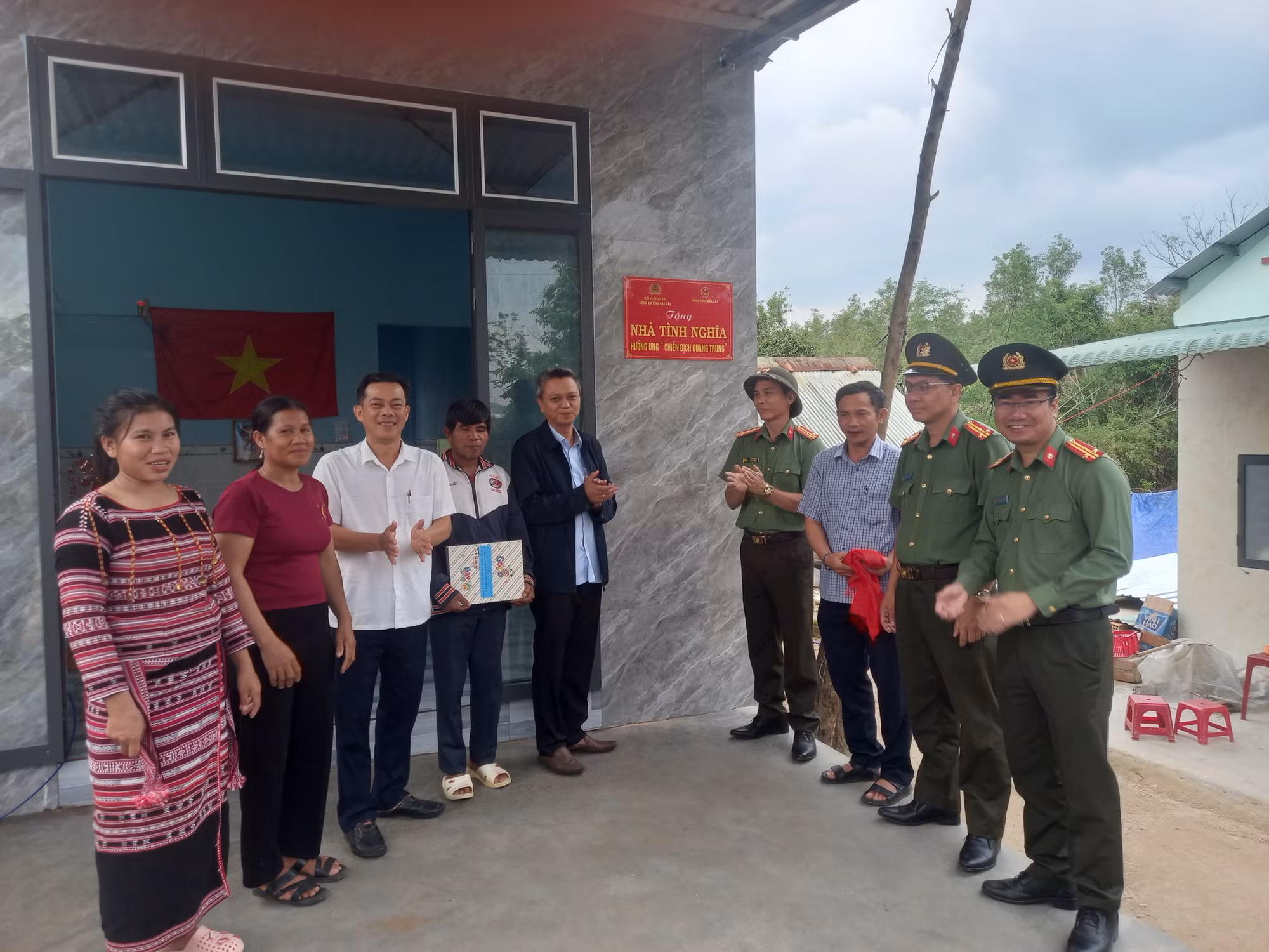 Công an tỉnh Đắk Lắk trao tặng căn nhà đầu tiên trong “Chiến dịch Quang Trung” -0