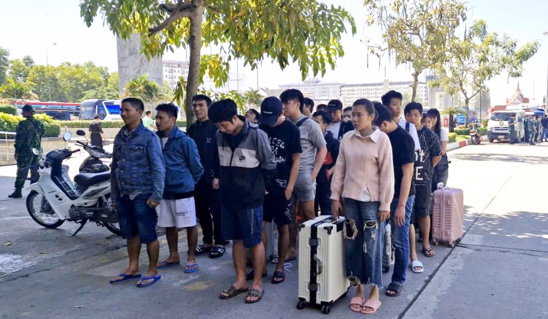 Bàn giao gần 80 công dân &nbsp;dính bẫy “việc nhẹ, lương cao” ở các tỉnh, thành phố -0