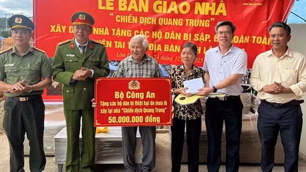 Công an tỉnh Lâm Đồng tiếp tục bàn giao nhiều căn nhà mới cho người dân