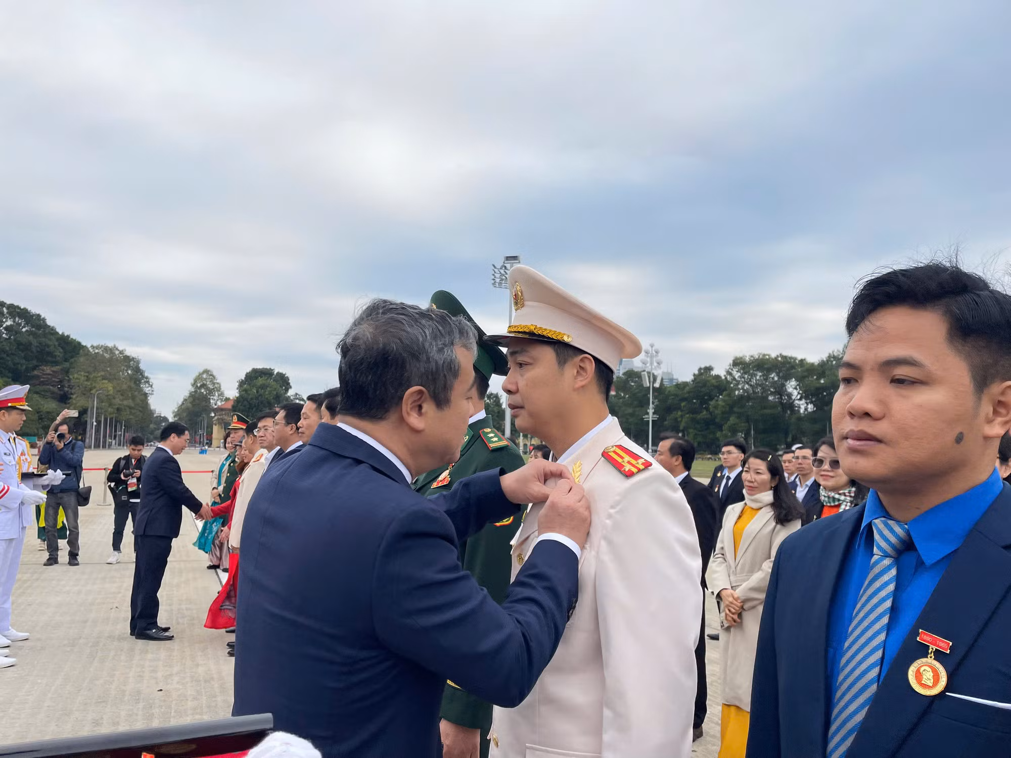 Vinh dự và tự hào khi báo công dâng Bác -0