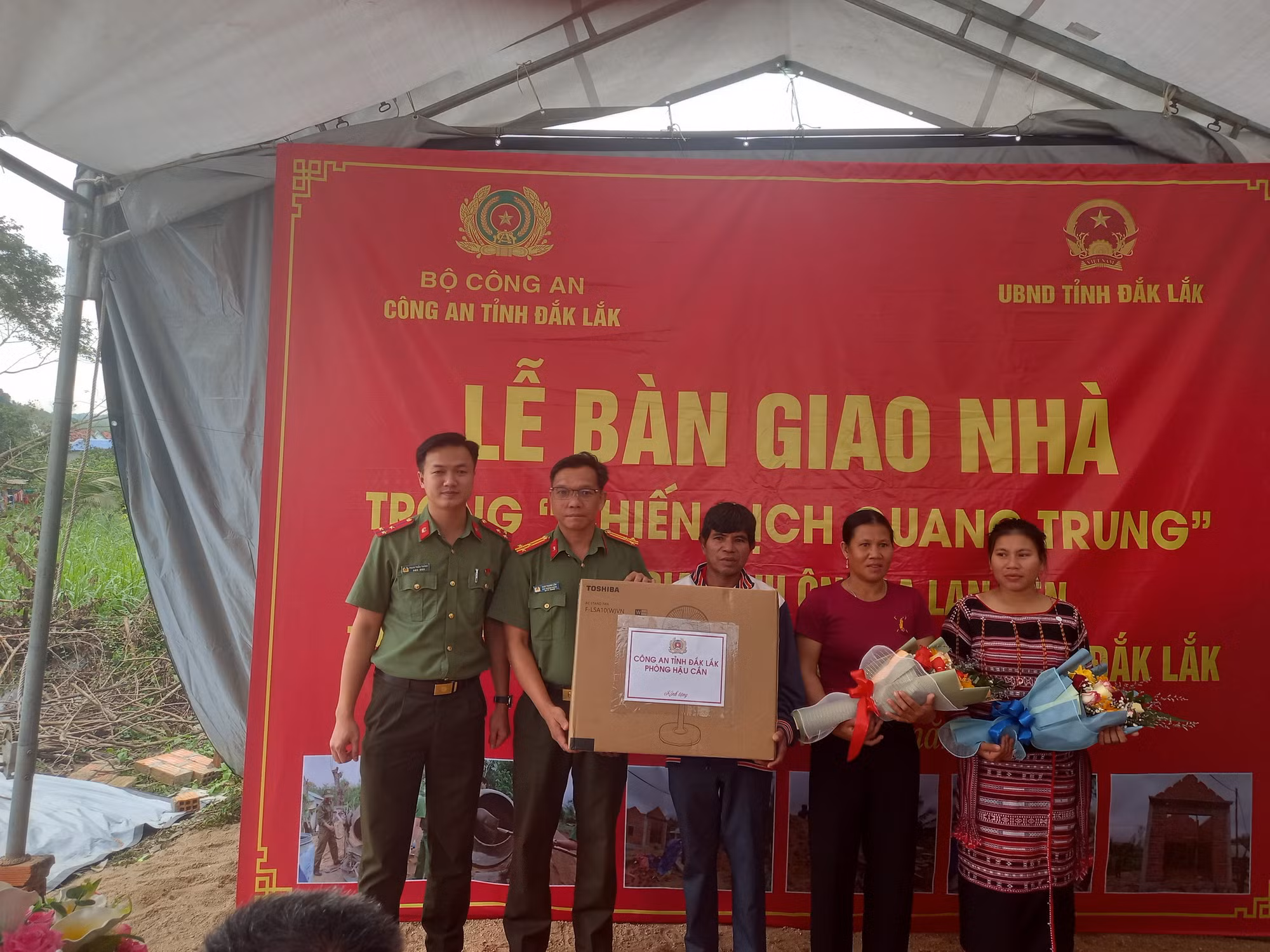 Công an tỉnh Đắk Lắk trao tặng căn nhà đầu tiên trong “Chiến dịch Quang Trung” -0