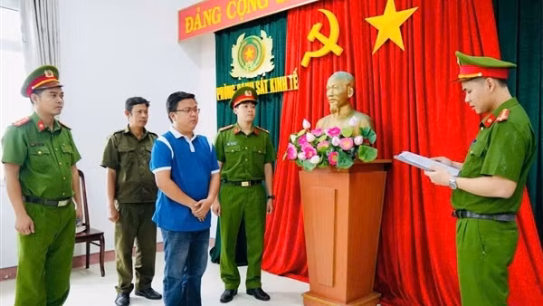 Cửa hàng trưởng xăng dầu tham ô hơn 7,3 tỷ đồng để cá độ bóng đá