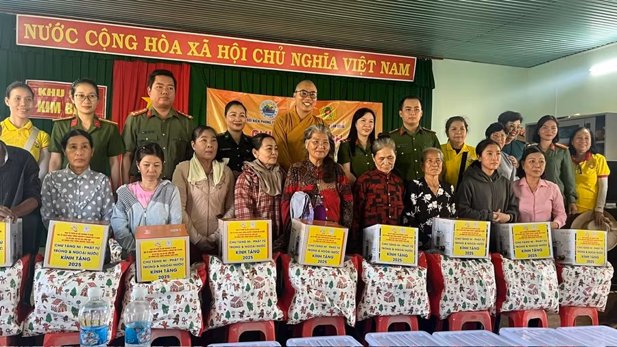 Công an Lâm Đồng trao 515 phần quà cho bà con vùng lũ -0