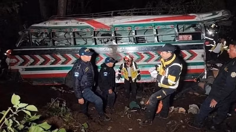 Xe buýt lao xuống khe núi khiến hơn 30 người thương vong tại Guatemala -0