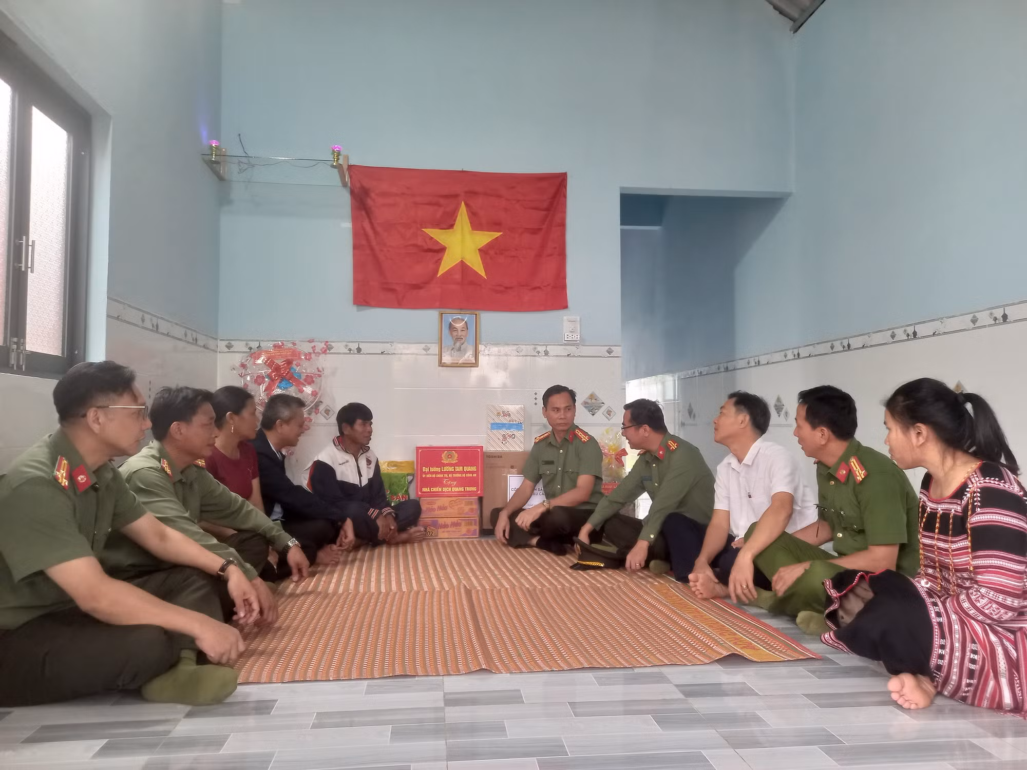 Công an tỉnh Đắk Lắk trao tặng căn nhà đầu tiên trong “Chiến dịch Quang Trung” -0