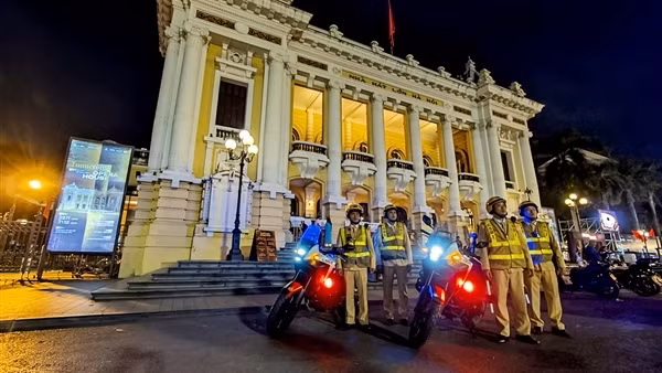 Công an Hà Nội giữ bình yên cho nhân dân vui đón Giáng sinh