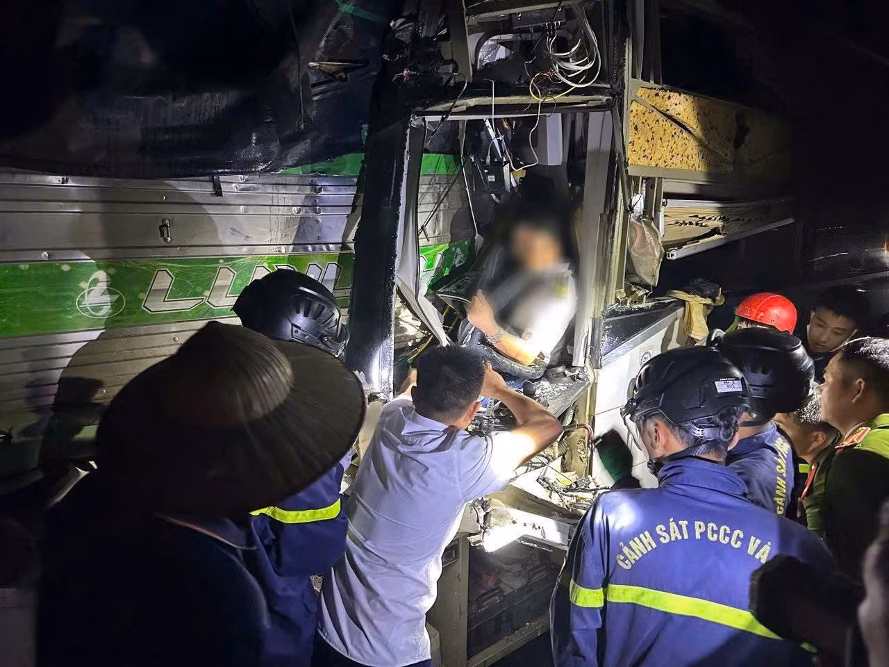 Cảnh sát PCCC và CNCH Thanh Hóa – Ninh Bình giải cứu 2 nạn nhân mắc kẹt sau tai nạn giao thông trên cao tốc -0
