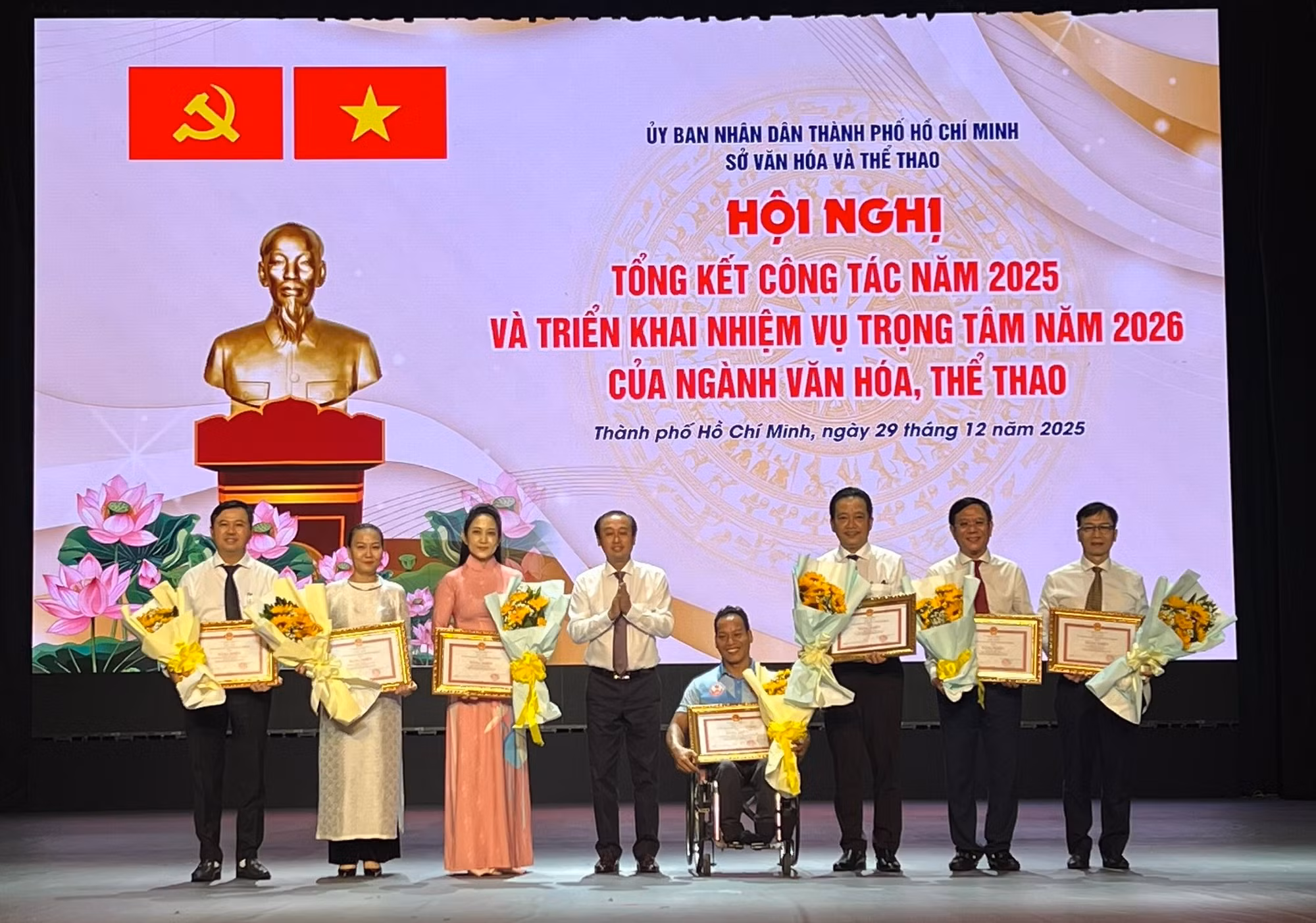 5. trao bằng khen của ubnd tp hồ chí minh .jpg -0