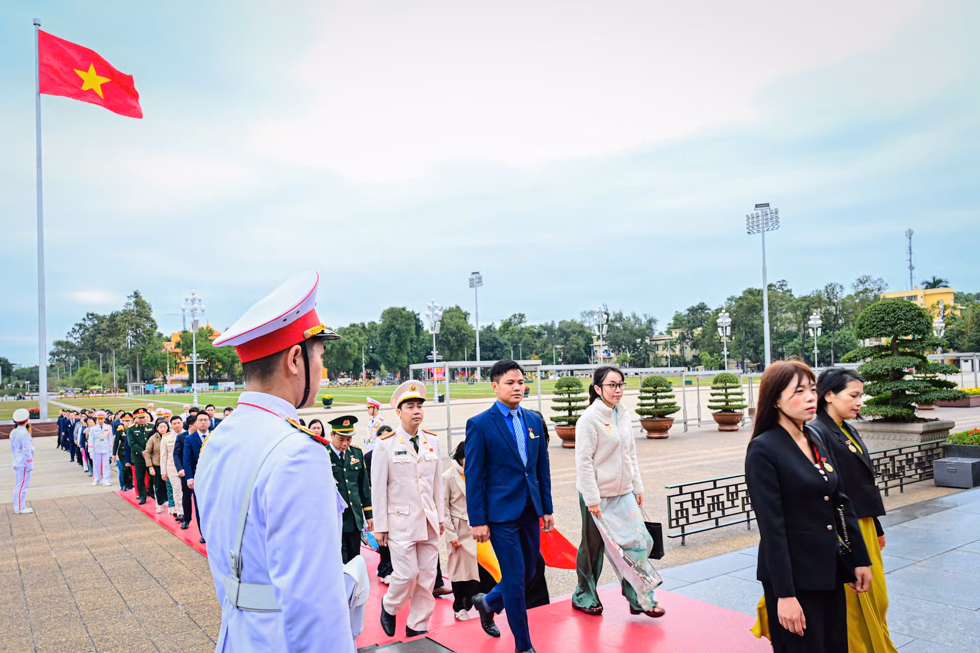 Đoàn đại biểu các điển hình tiêu biểu toàn quốc trong học tập và làm theo tư tưởng, đạo đức, phong cách Hồ Chí Minh báo công dâng Bác -0