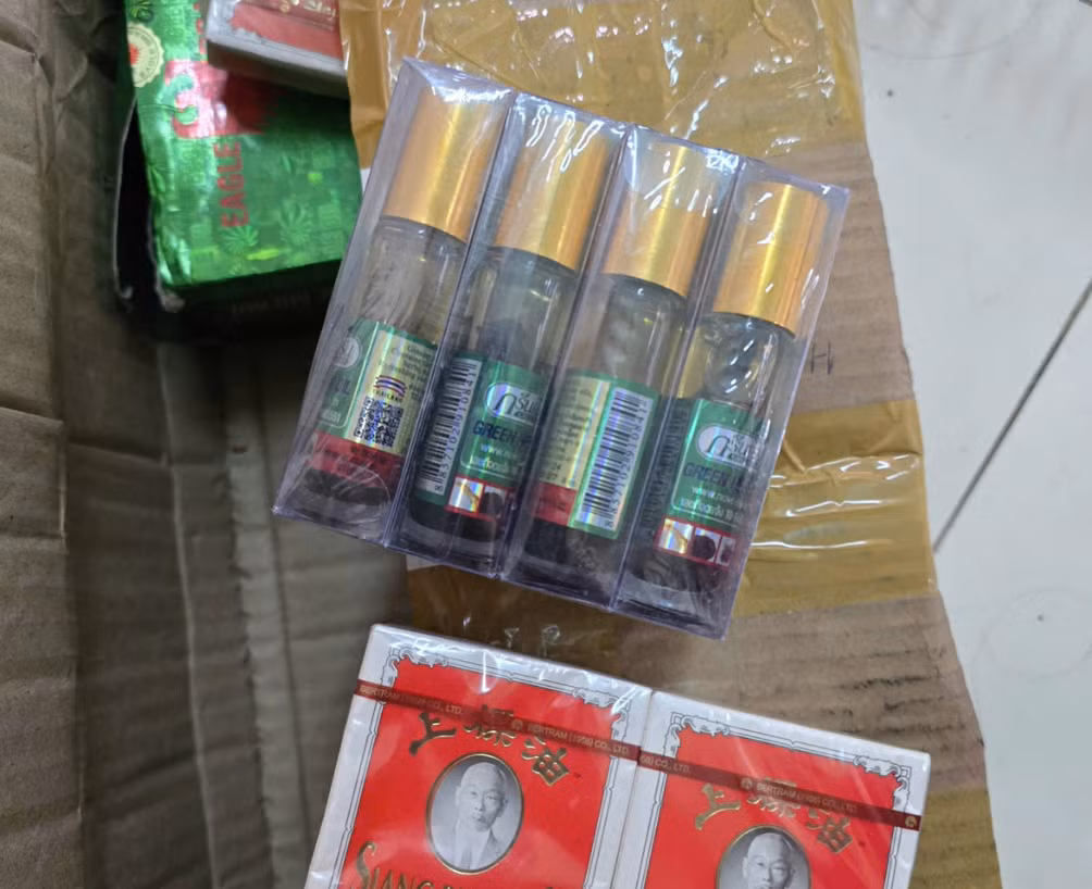 Bắt giam nhóm đối tượng sản xuất, bán hàng trăm ngàn sản phẩm dầu gió giả bằng hóa chất -3
