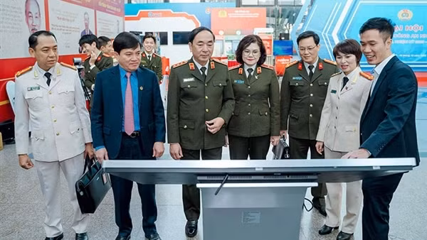 Sôi động không gian trải nghiệm công nghệ số MobiFone trong các ngày Đại hội tại trụ sở Bộ Công an