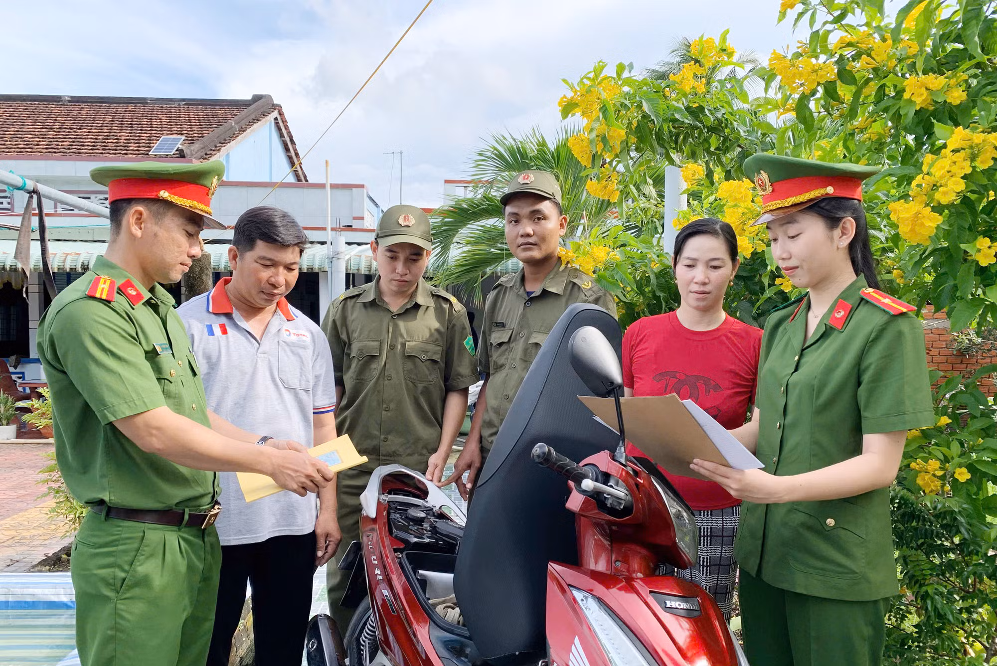 Đến tận nhà làm sạch dữ liệu đăng ký phương tiện, bằng lái xe cho người dân -0