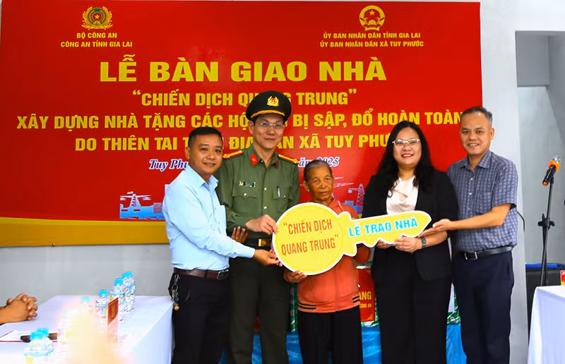 Bàn giao 4 căn nhà thuộc “Chiến dịch Quang Trung” cho người dân ở Gia Lai -0
