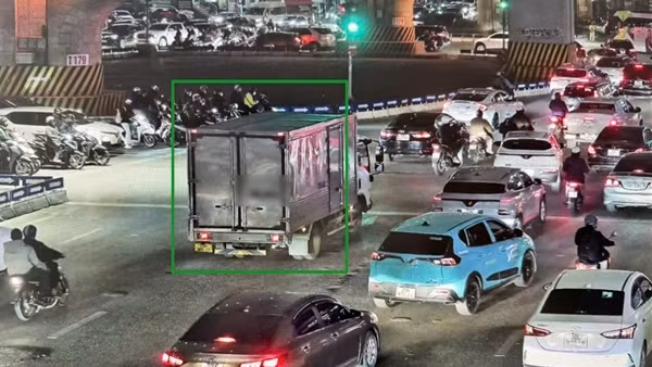 "Mắt thần" AI giúp CSGT Hà Nội phát hiện hàng chục xe tải vi phạm