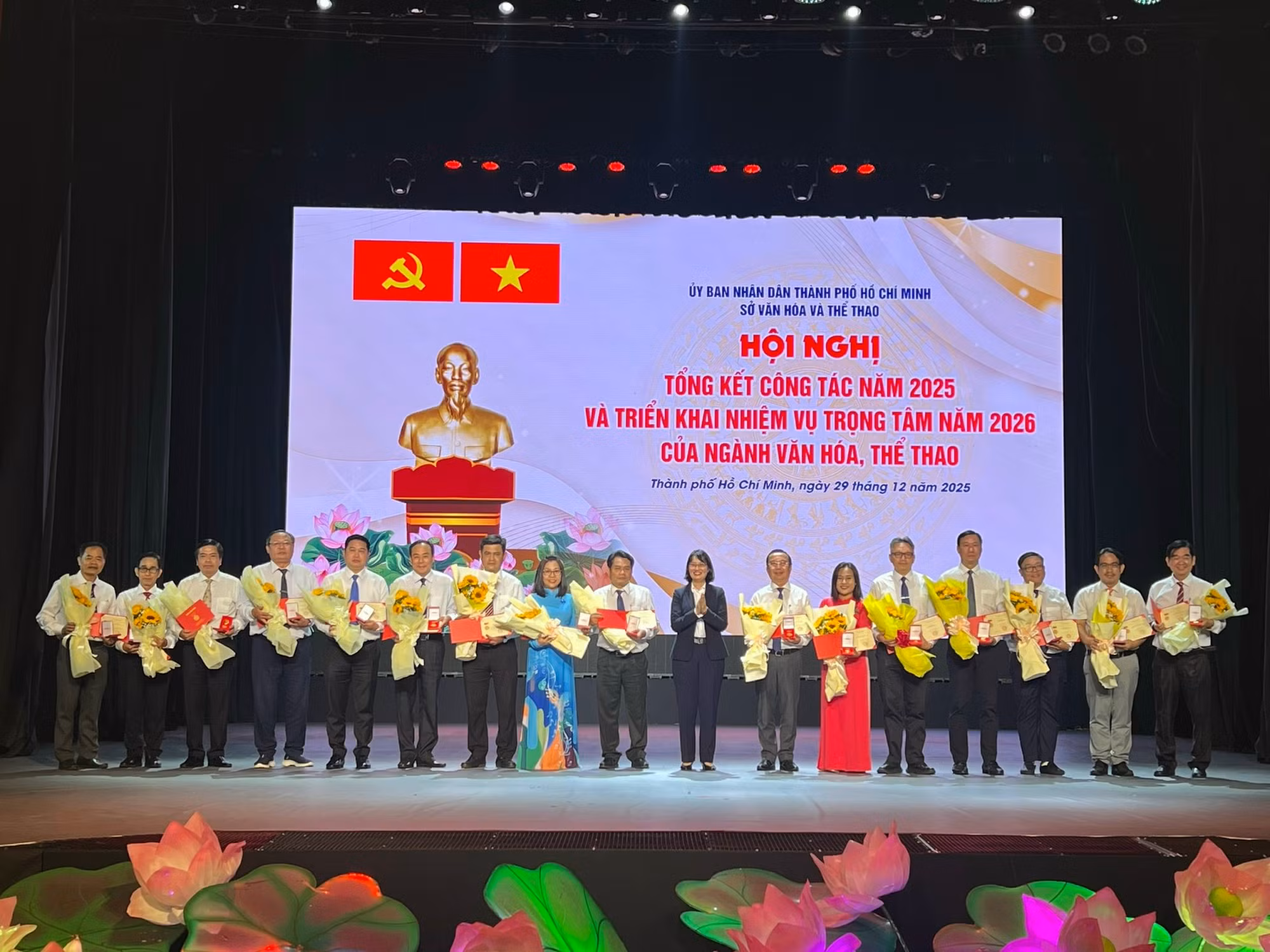6. tặng kỷ niệm chương.jpg -0