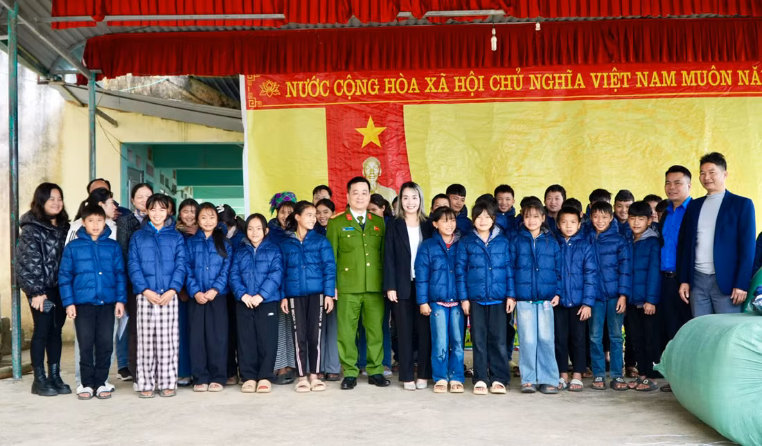 Sẻ chia yêu thương đến các em học sinh nơi rẻo cao biên giới -1