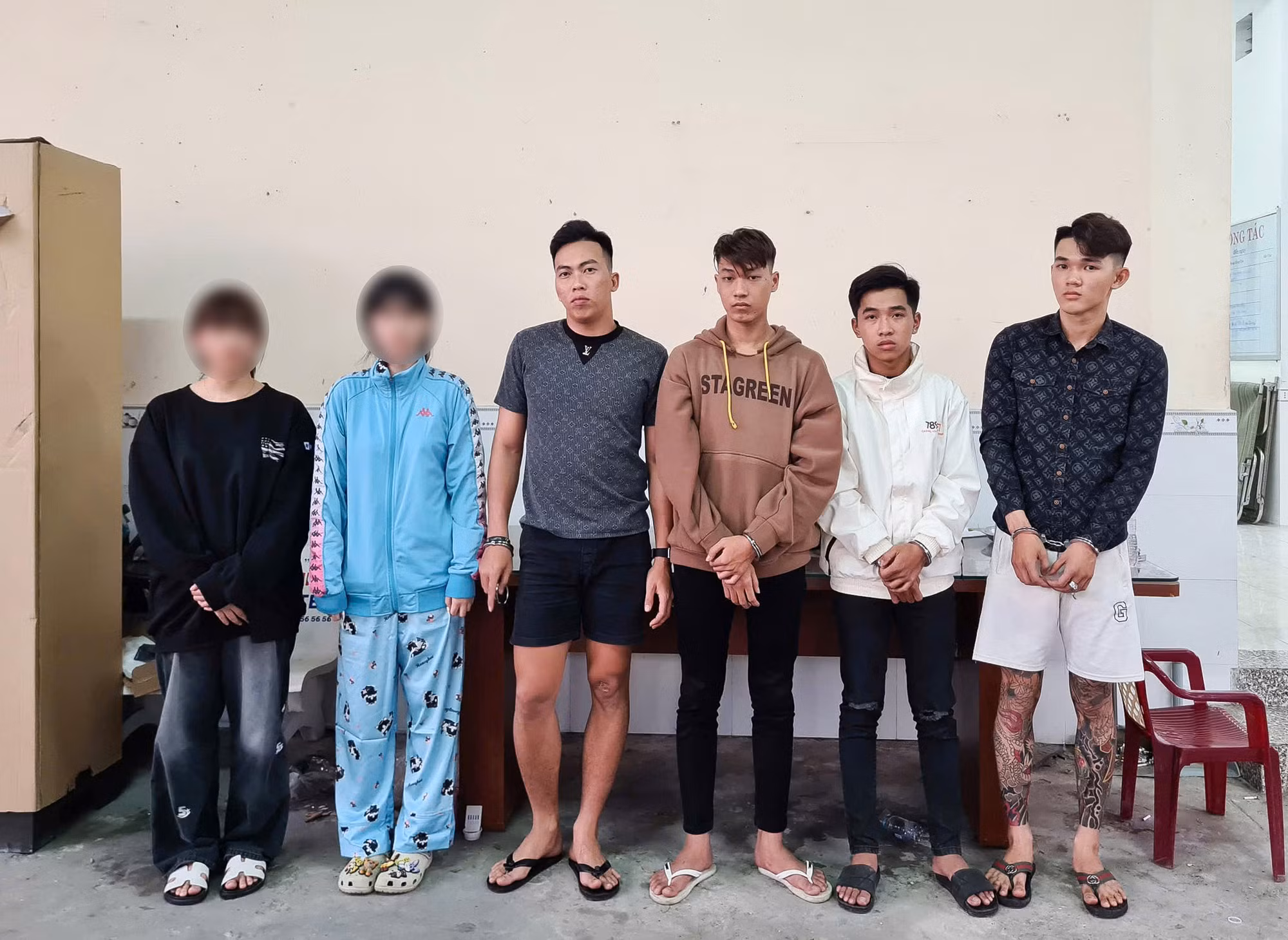 Bắt ma túy, lòi ra súng và trên 1.400 viên đạn -0
