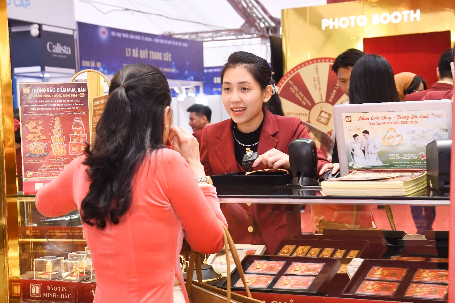 Gian hàng Bảo Tín Minh Châu “hút” khách tại hội chợ ASEAN++ 2025: Trang sức đẹp sang, nhận ngàn quà tặng -0