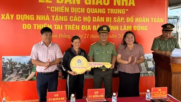 Bàn giao căn nhà đầu tiên trong “Chiến dịch Quang Trung” ở Lâm Đồng