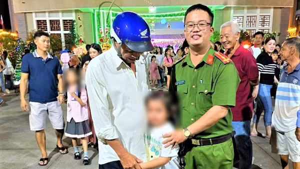 Công an phường giúp bé gái đi lạc trong đêm Giáng sinh về nhà an toàn