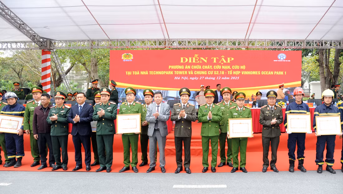Diễn tập phương án chữa cháy, cứu nạn, cứu hộ tại các tòa nhà cao tầng ở Hà Nội -0