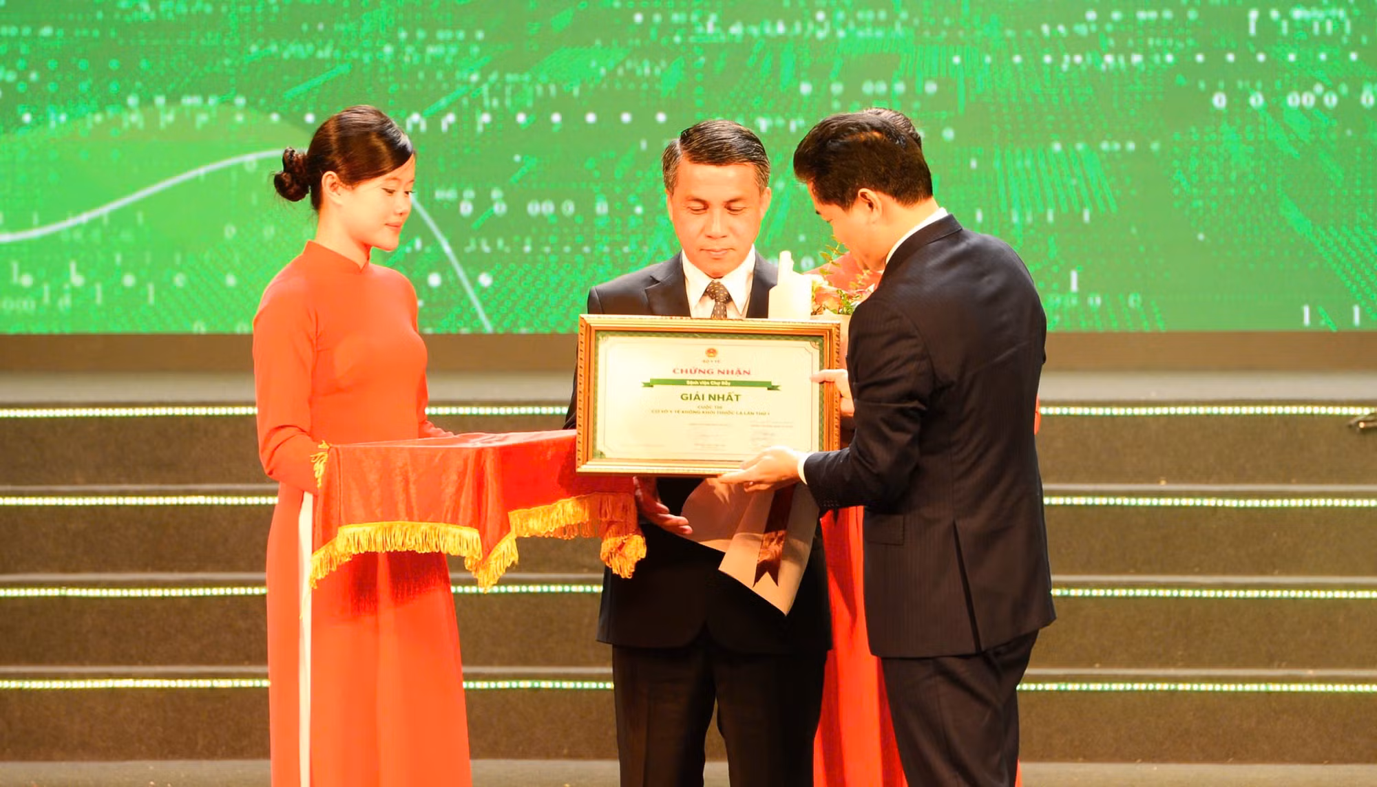 Ngăn chặn và xử phạt hành vi hút thuốc lá trong bệnh viện -0