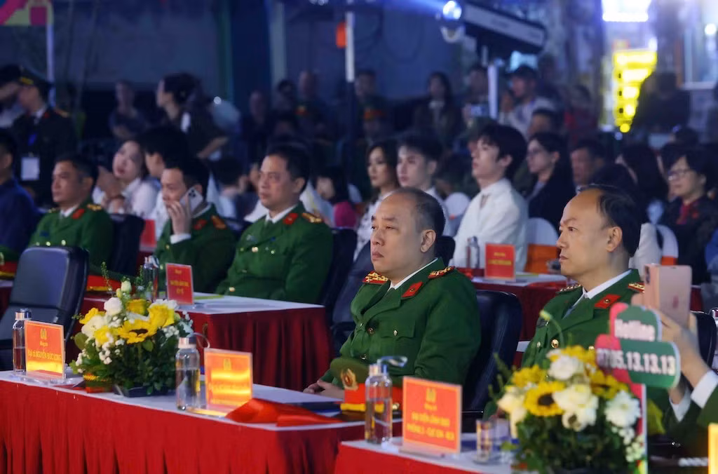 Công an Hà Nội kết nối bình yên qua hotline tố giác tội phạm ma tuý -0
