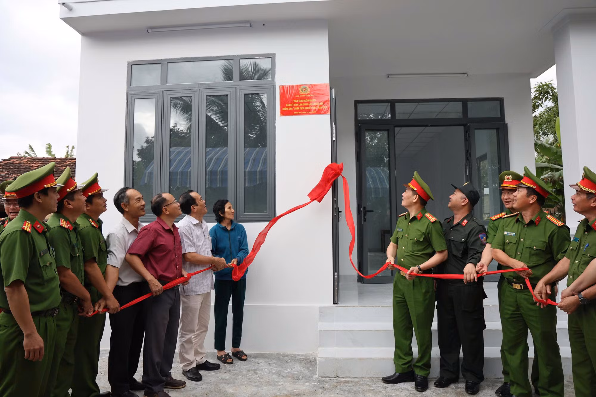 Công an tỉnh Khánh Hòa bàn giao thêm hai căn nhà trong Chiến dịch Quang Trung -0