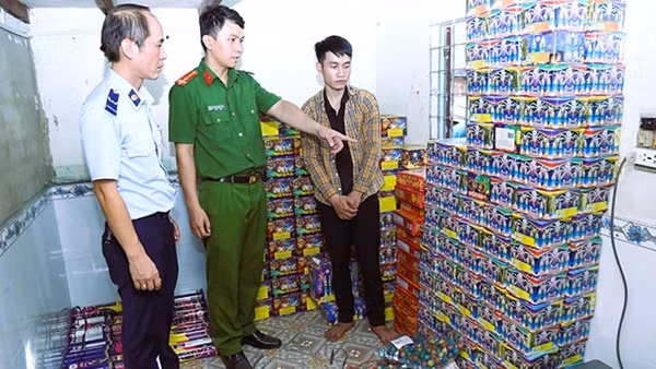 Lên mạng đặt mua gần nửa tấn pháo nổ về bán khuyến mại kèm thuốc lá