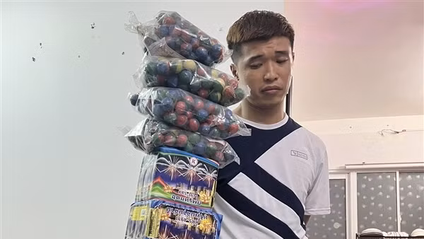 Bắt đối tượng tàng trữ pháo nổ lòi ra nhiều ma túy