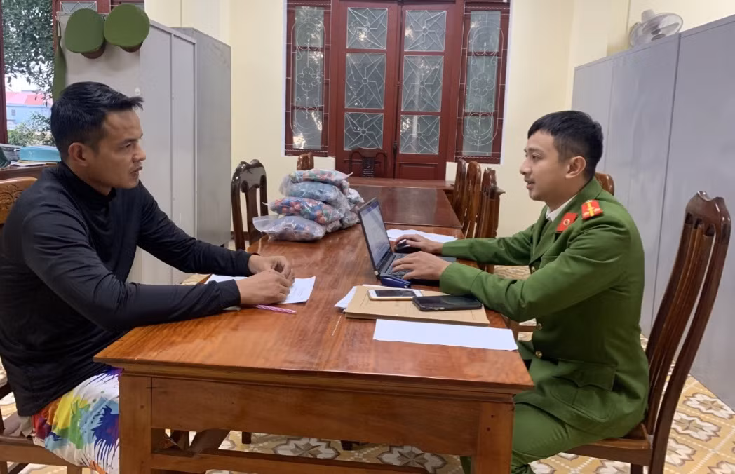 Dùng xe tải thùng vận chuyển hơn 3 tạ pháo đi tiêu thụ -0