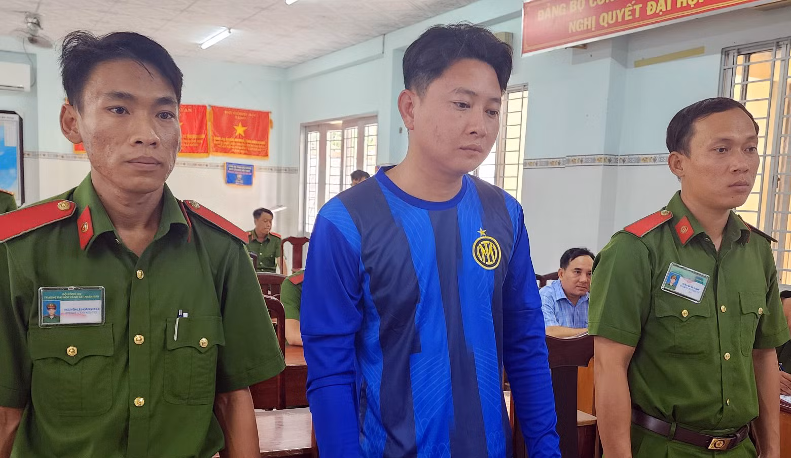 Bao chiếm mặt nước biển, đe dọa không cho người dân khai thác hải sản -0