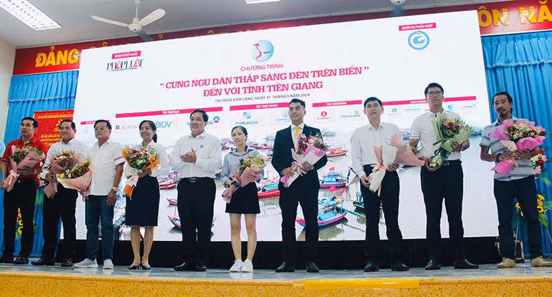 Agribank đồng hành với chương trình “Cùng ngư dân thắp sáng đèn trên biển” tại Tiền Giang -0