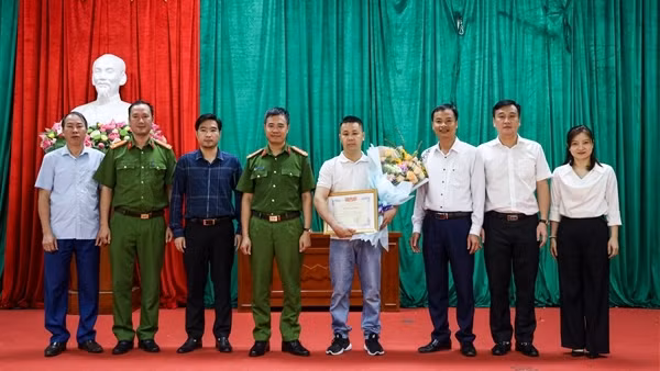 Khen thưởng người hùng cứu 2 cô gái trong đám cháy ở Hà Đông