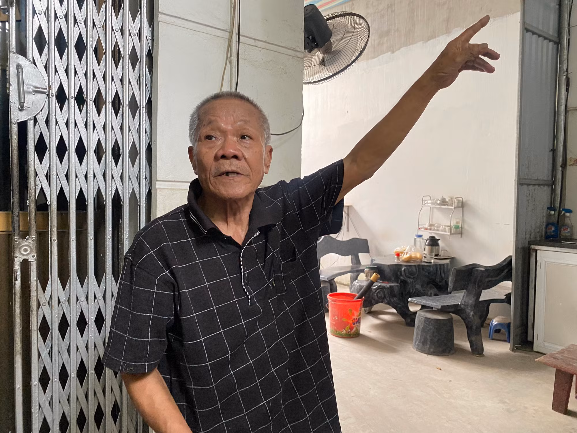 Thanh niên áo trắng leo thang, giải cứu nạn nhân vụ cháy nhà lúc sáng sớm -0