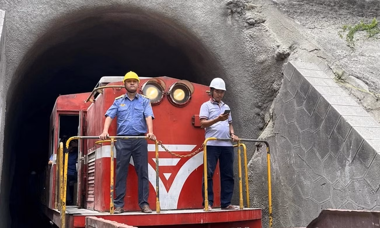 Thông hầm đường sắt Chí Thạnh sau 10 ngày khắc phục sự cố sạt lở -0