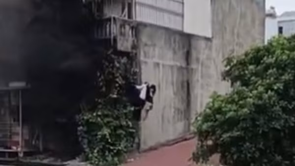 Nam thanh niên leo thang, cõng nạn nhân thoát khỏi vụ cháy nhà trọ ở Hà Đông