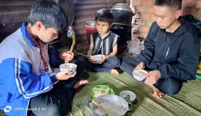 Bố mất, mẹ bỏ đi, 3 anh em ăn cơm độn sắn trong nhà 15m2 -0